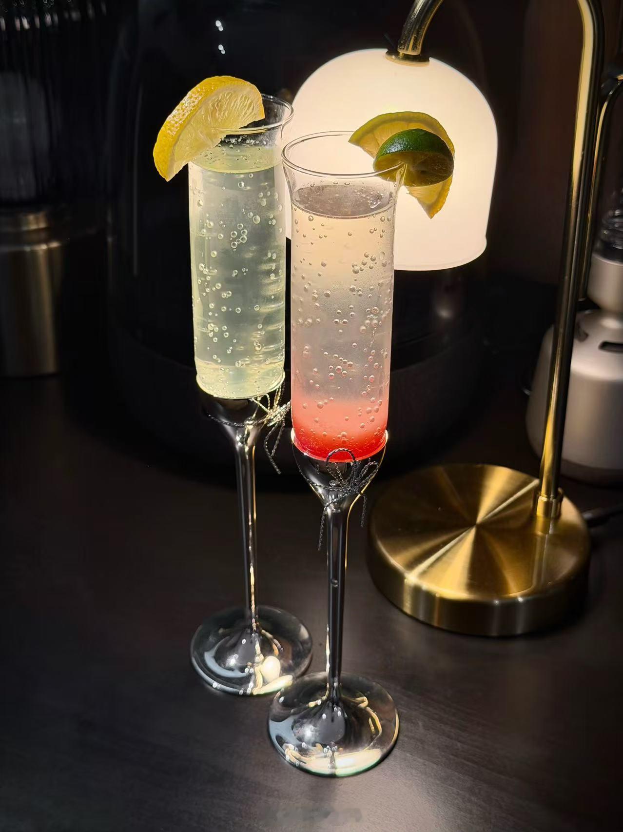 还是晚上19:30红色软件不见不散🍷有人把夜晚交给了这杯。青苹果的清甜被气泡水