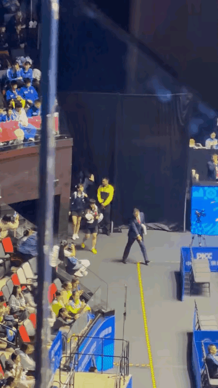 我的乖乖，莎莎在这种情况下竟然也能犯迷糊！[捂脸]
大家瞧瞧，今天中午莎莎首秀，