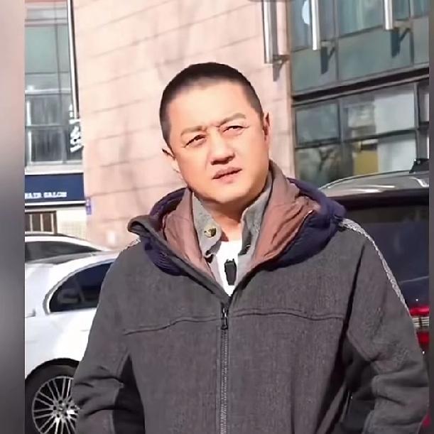李亚鹏真是完美诠释了什么叫“男怕入错行”。
李亚鹏身上的特质如果用来走文艺路线，