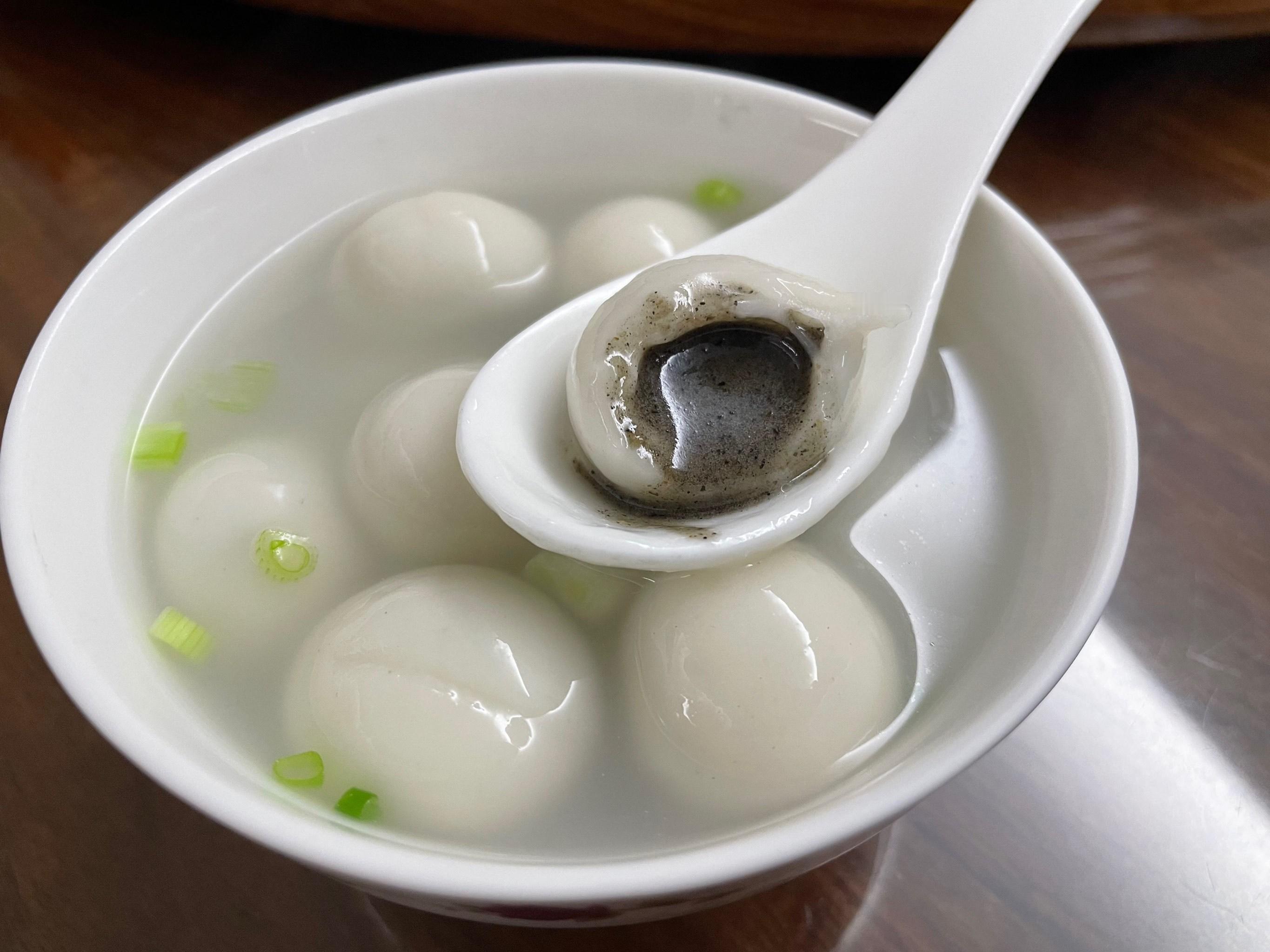 北方堆雪人，广东人穿短袖过冬至！