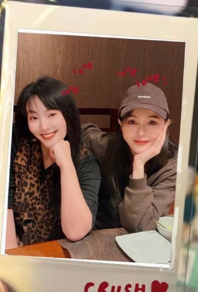 唐嫣真闺蜜上热搜这事更尴尬了！唐嫣因为蒂芙尼站位被怀疑抢C的事上了不太友好的热搜