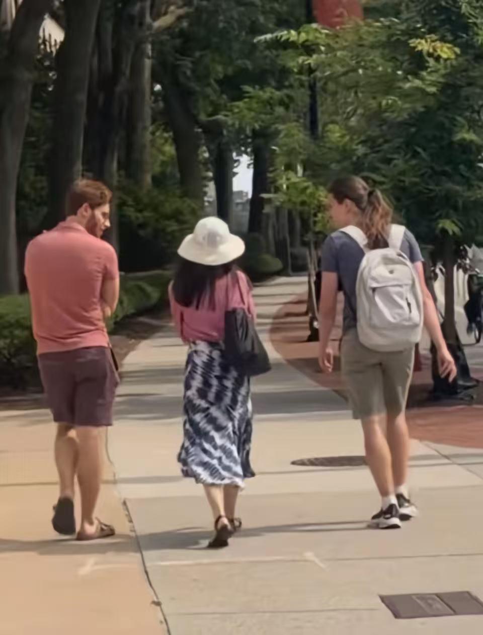 8月12日，王虹冲上热搜！

谁也没想到，王虹在这一天会突然出现在麻省理工，而且