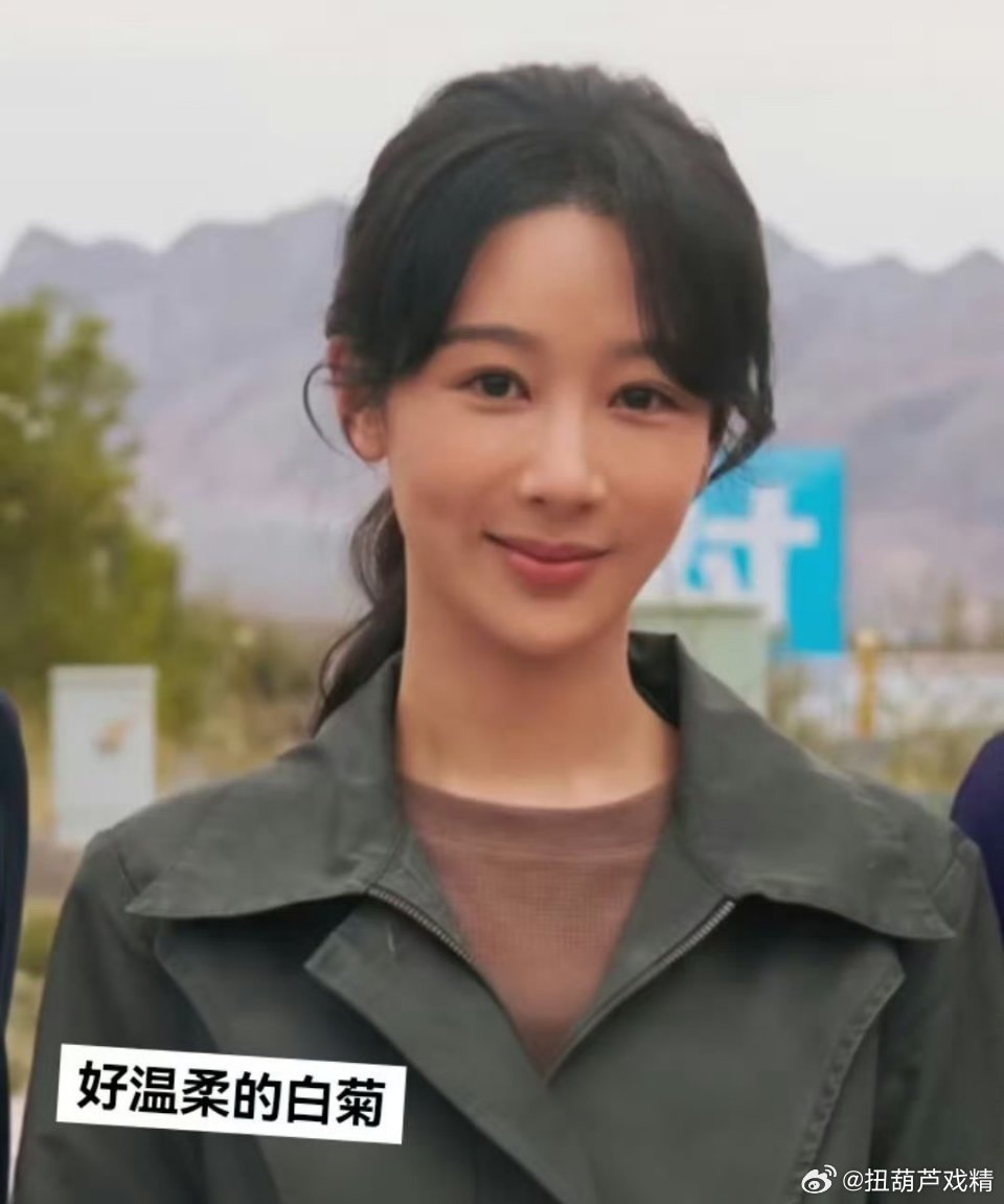 朴素的衣服，艰苦的环境，贴着双眼皮 ​​​
