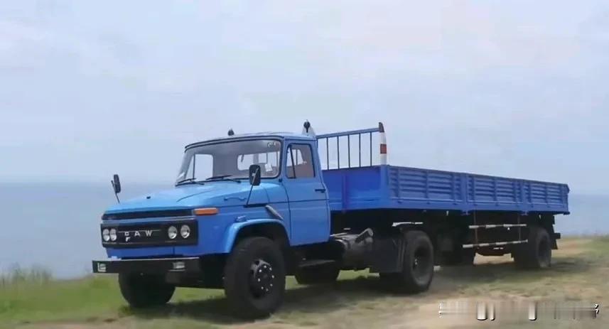 当年的解放141半挂车。与现在的重型拖挂车相比，那时的解放141卡车看着真瘦弱。