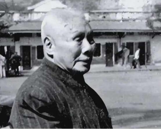 1934年，国民党少将救下了九万红军战士，建国后，毛主席亲自下令，一定要找到这位