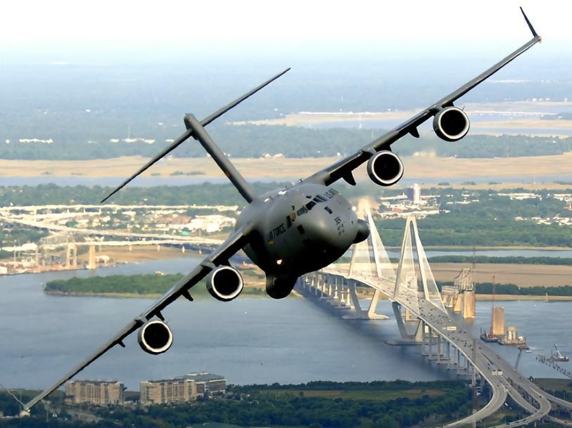 每天认识一件兵器 美国C-130“大力神”运输机机身长度：29.8米机身高度：1