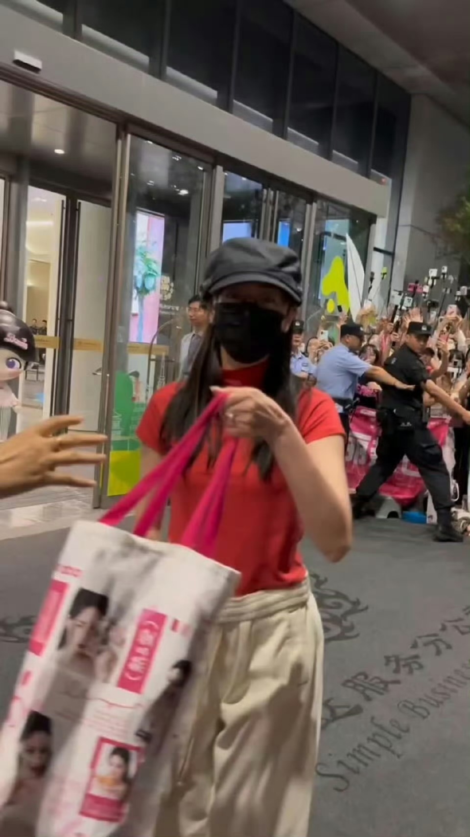 迪丽热巴收了好大一包信 迪丽热巴的粉丝真的好有秩序，排排队站好，一个人统一收信递