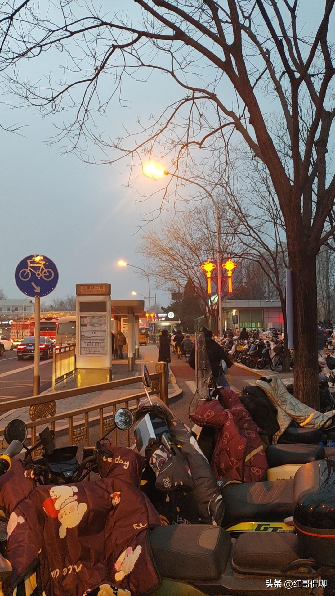 今天车限号，一号线玉泉路以西封站没法把丫头直接送到地铁站，丫头上班要求时间比较早