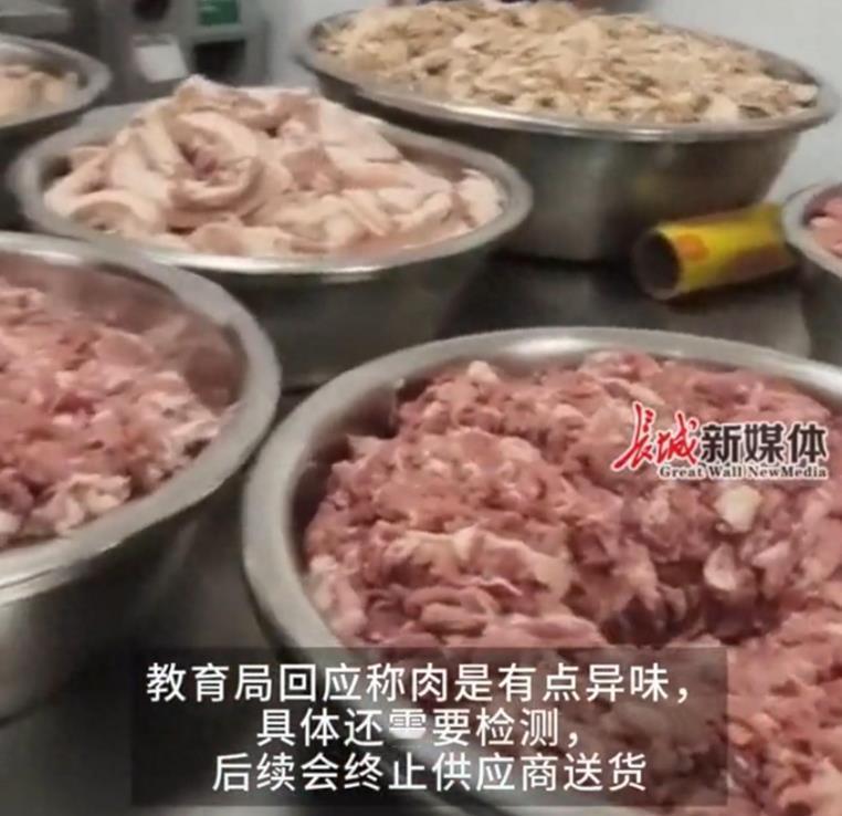 又是学生食堂出事，肉都发臭了还给学生们吃。
 
就一个预制菜和学校强制让学生在学