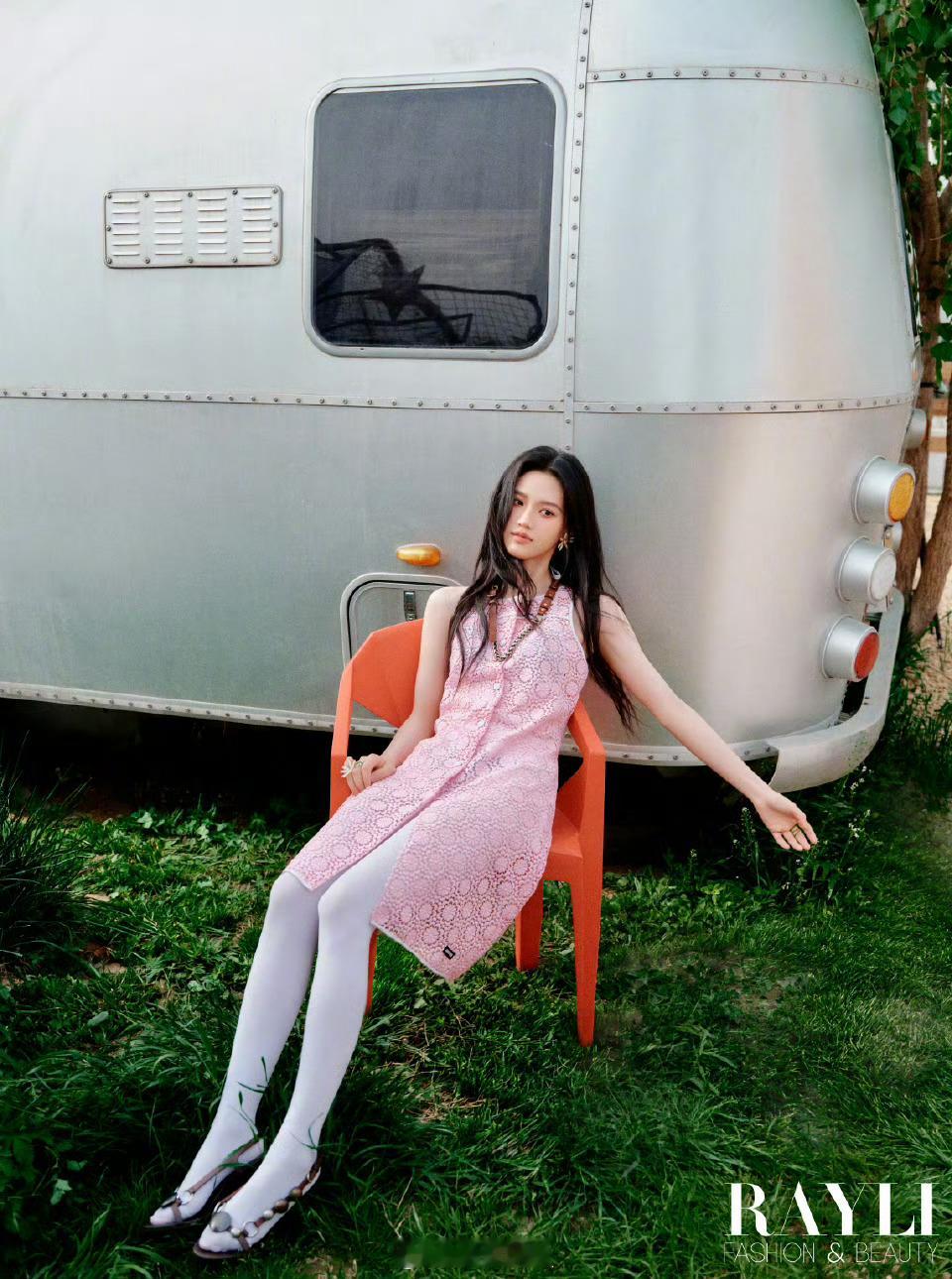 沈羽洁花涧氛围感神图有了沈羽洁高智味好重风过花涧，她站在那里就是一部电影。沈羽洁