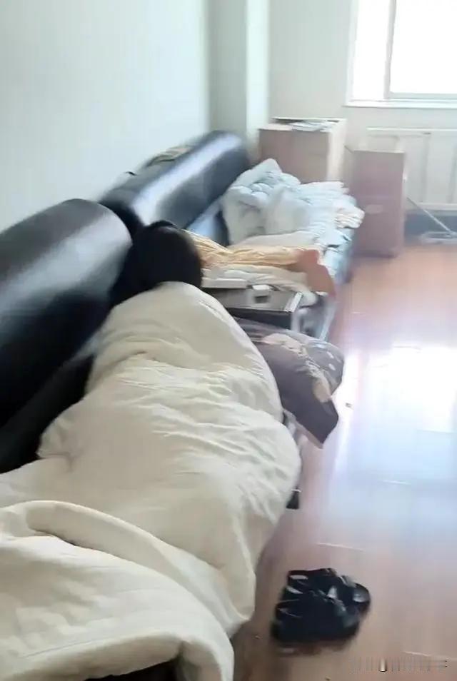 真是讽刺啊！辽宁鲅鱼圈，一男子来到市监局反映情况，却发现上班时间没看到工作人员，