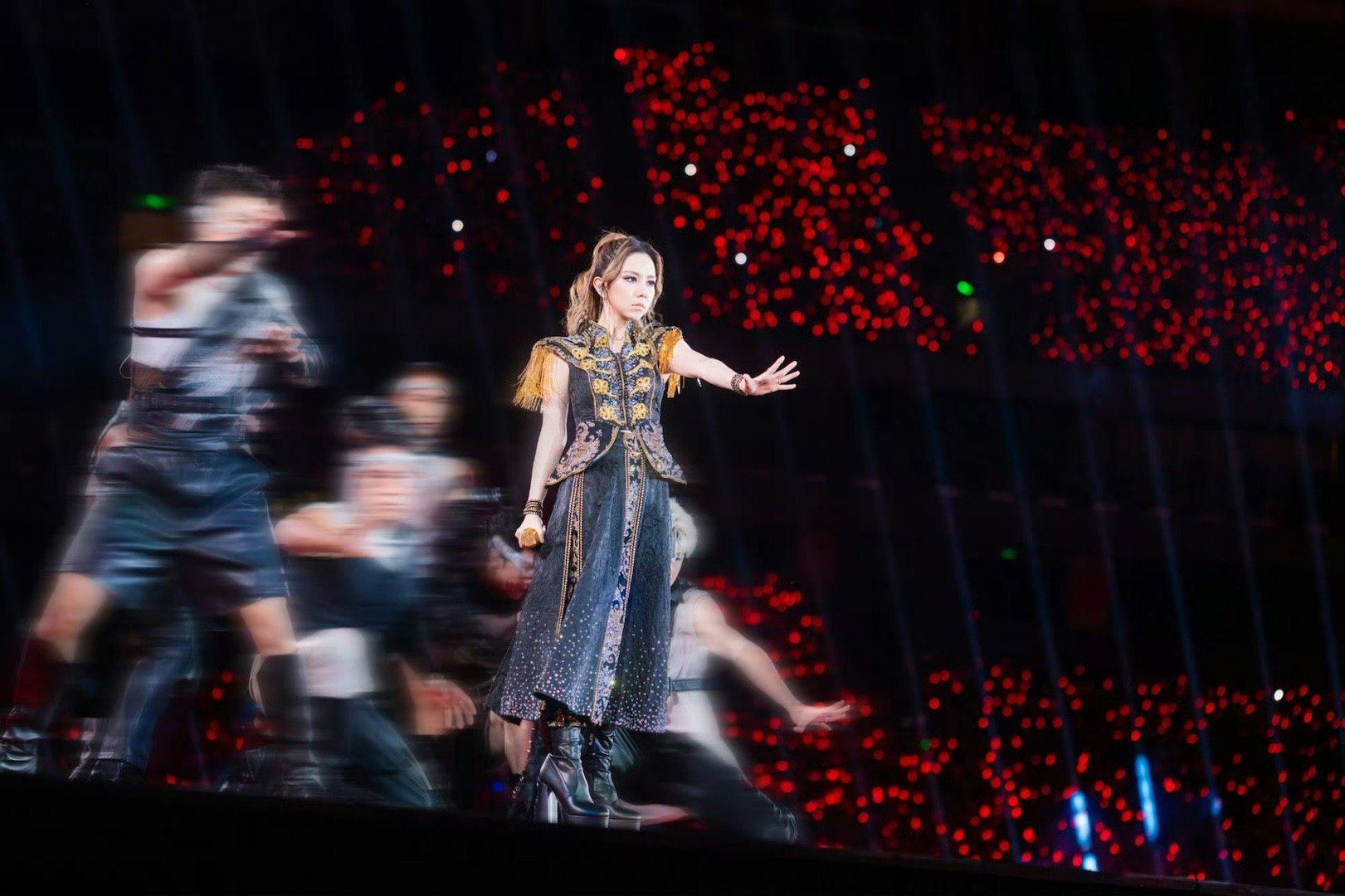 邓紫棋你昨天不是这样的 昨晚还在深情演唱《回忆的沙漏》缅怀逝者，今晚就开启双倍飞