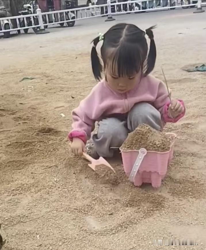 玩沙子的李小铁
李小铁没去幼儿园，奶奶带着她到楼下玩沙子了，小区物业又拉来了一堆