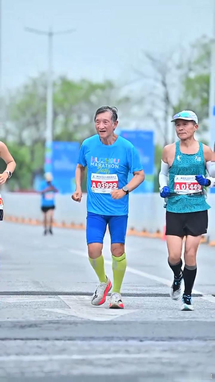 你是说七天跑遍七大洲，连着完成七场马拉松的人74岁吗……？这身体素质和毅力，属实