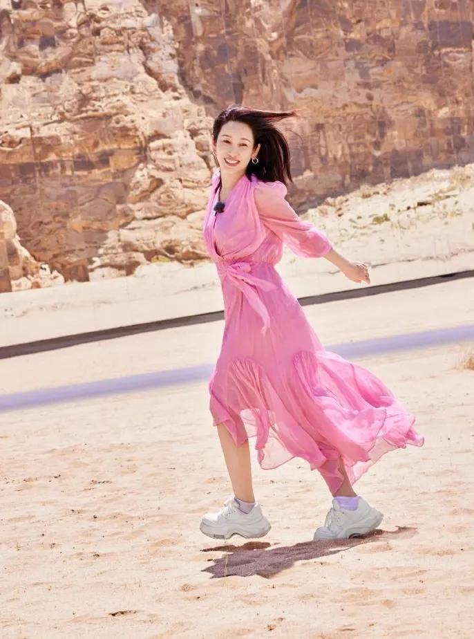 秦海璐粉色裙装太减龄了！💖
 
粉色雪纺裙+老爹鞋，甜而不腻，飒爽又少女，完全