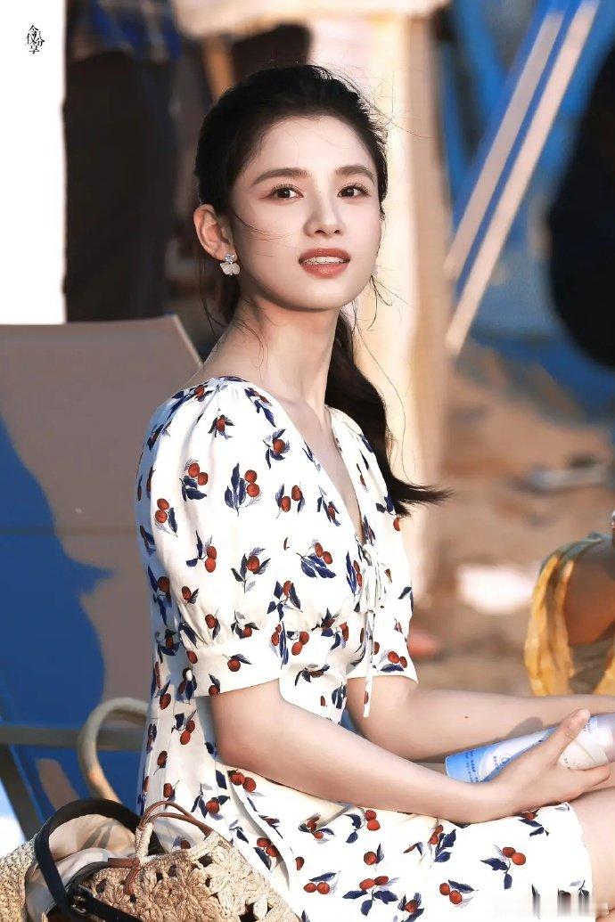 张婧仪雾里青海边路透张婧仪雾里青马尾碎花裙路透 好美啊 