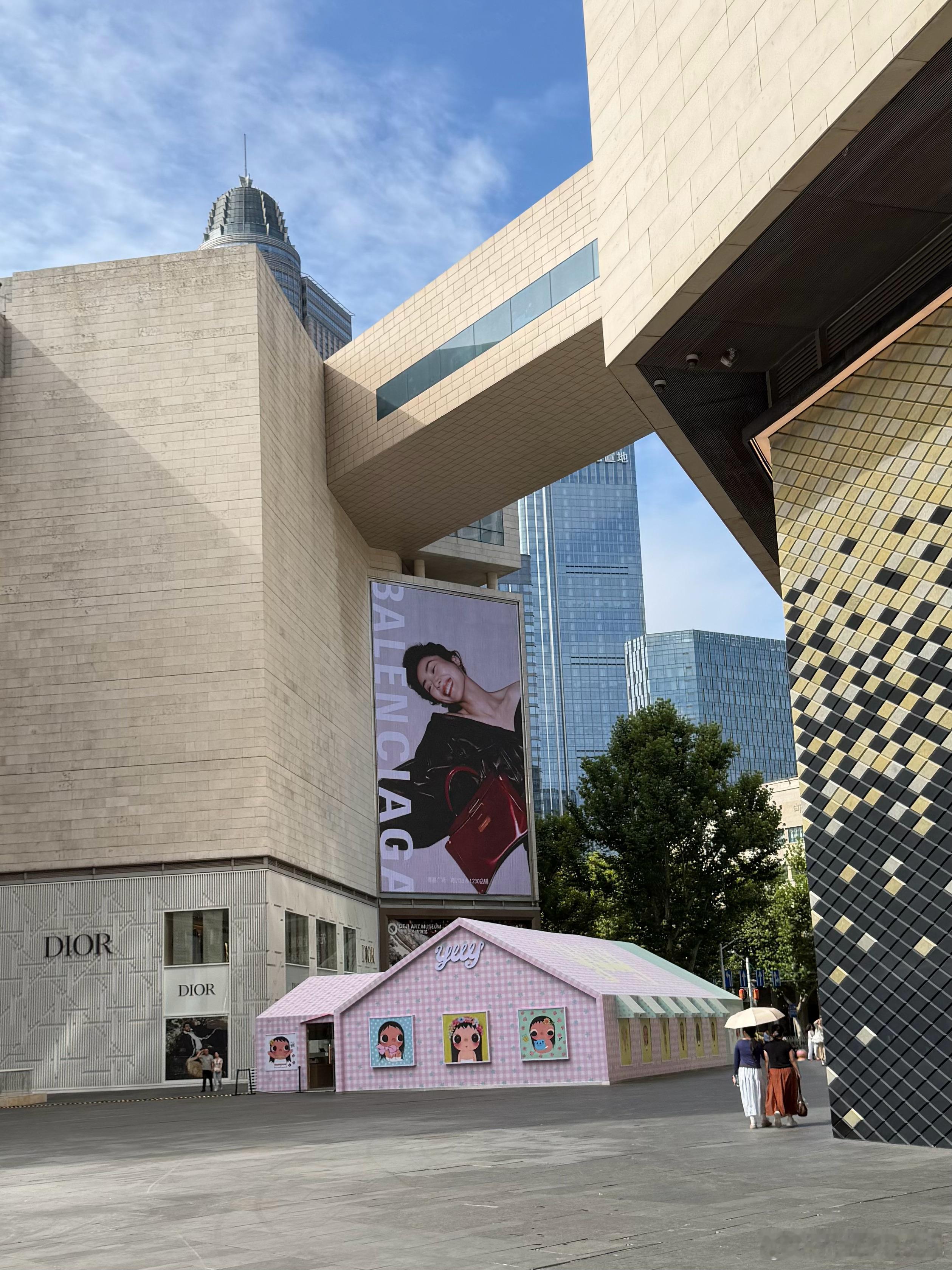 刘雯[超话]Balenciaga F/W 2026 线下投放p1-2 南京德基（