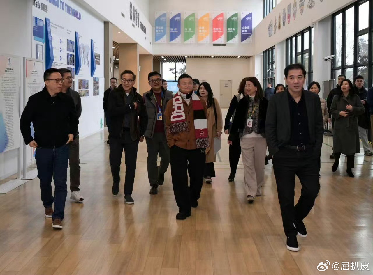 这两天给吴妈搞得也是焦头烂额，陪着老板出去也是一个电话接着一个电话的 