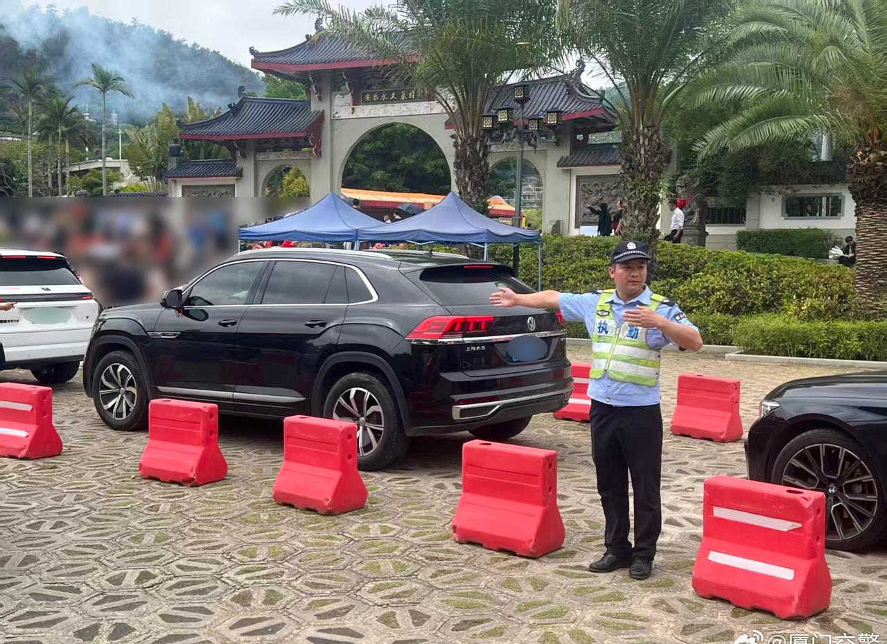 清明祭扫迎来高峰，同安交警坚守墓园周边道路及停车场，全力疏导车流、维护现场秩序，