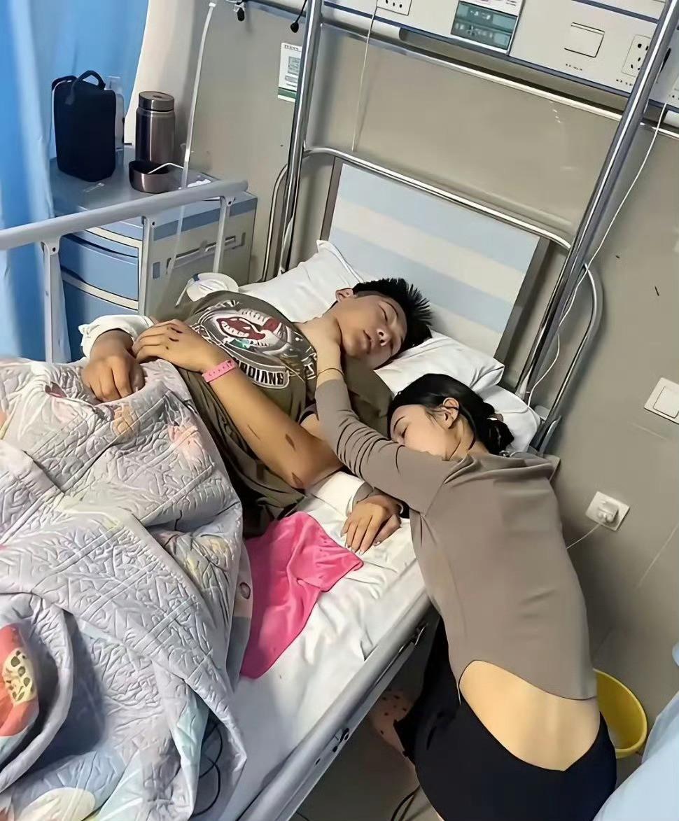 医院看到这一幕真的太温馨了吧，这哥们真的太幸福了，可能是上辈子做的好事太多了，才