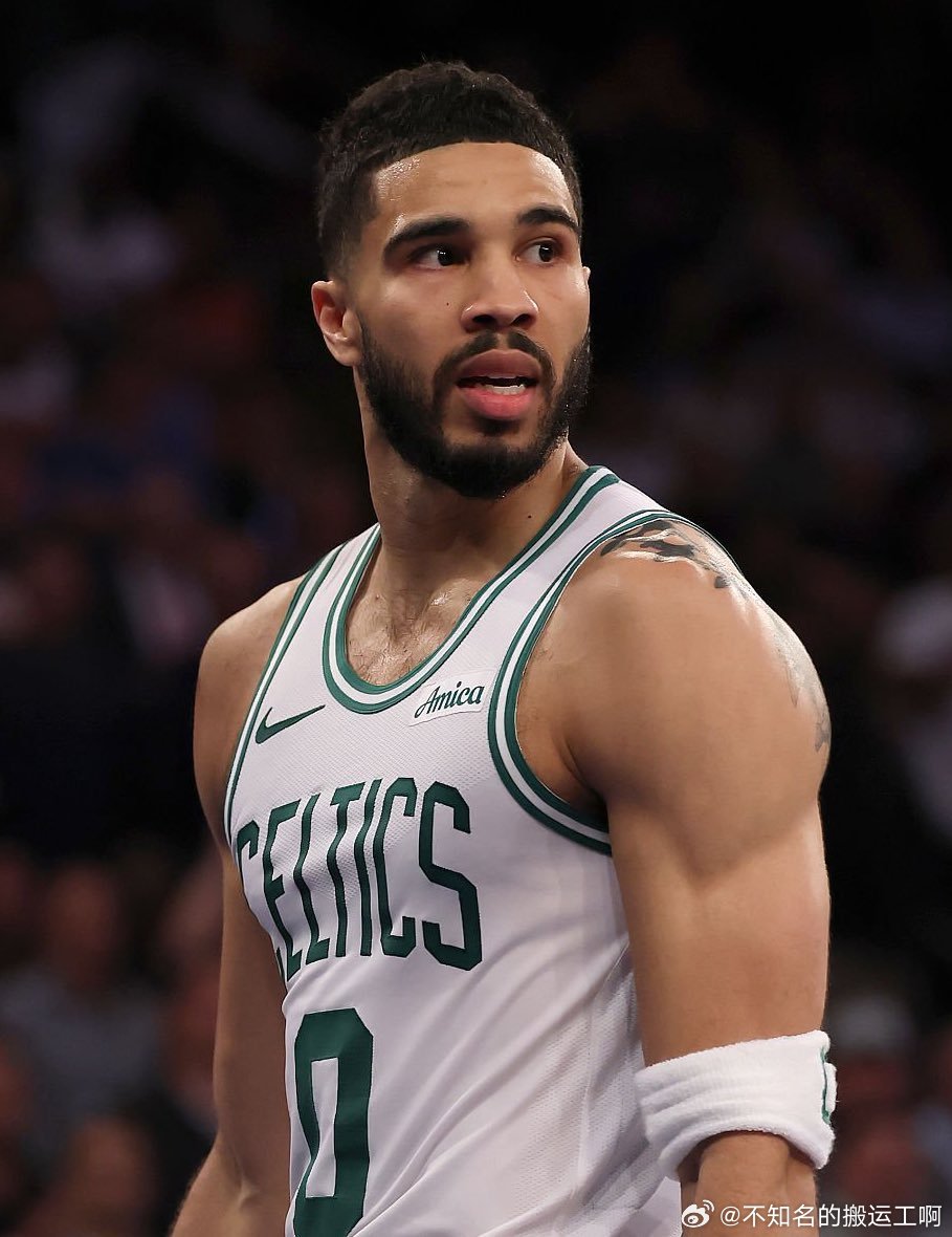 NBA塔图姆迎来复出 据主帅马祖拉，杰森·塔图姆今晚将完成复出，首发出战且不会受