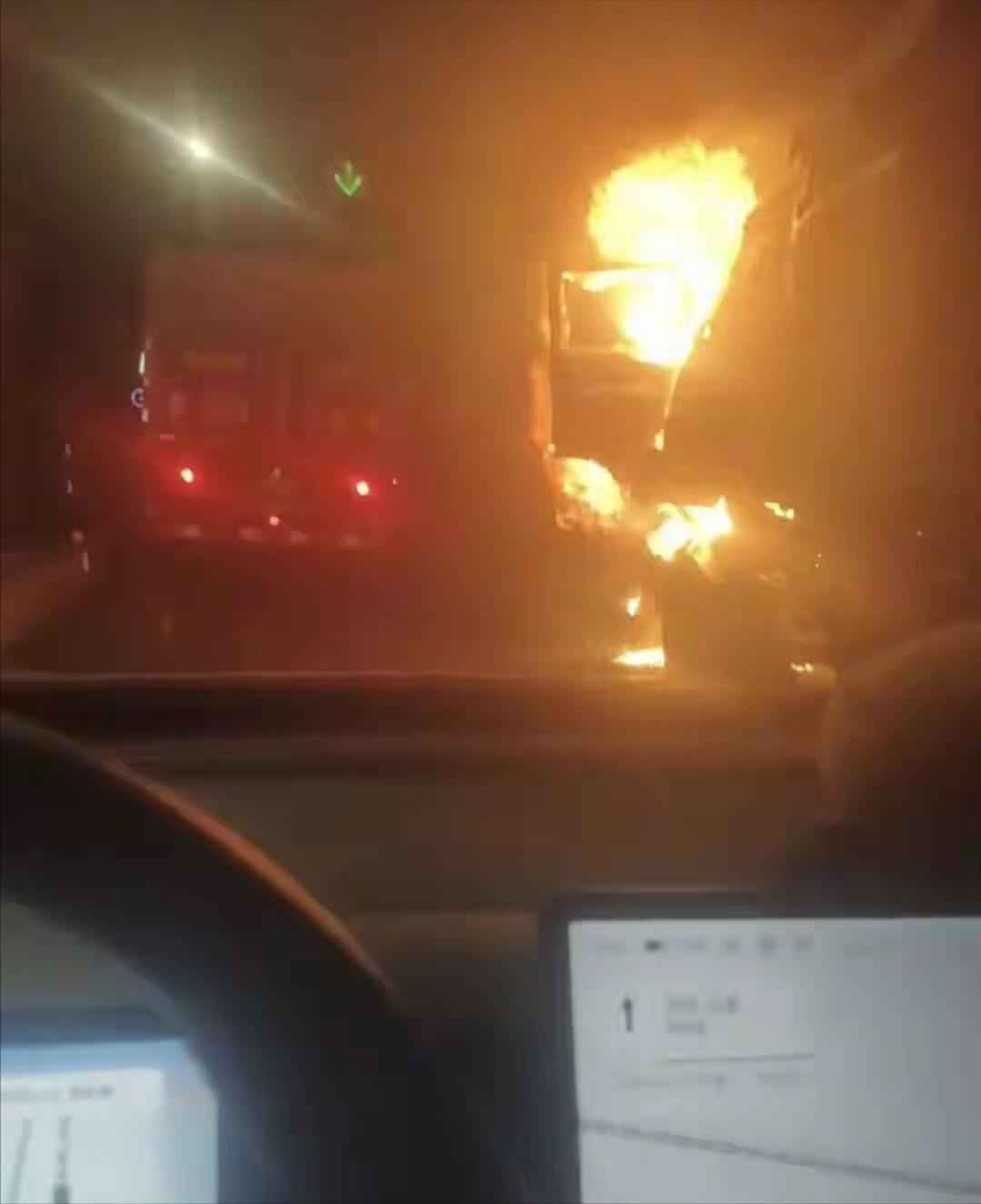 “妈！我可能出不去了！”近日，山东菏泽一位小伙开车经过山西青银高速的宝塔山隧道里