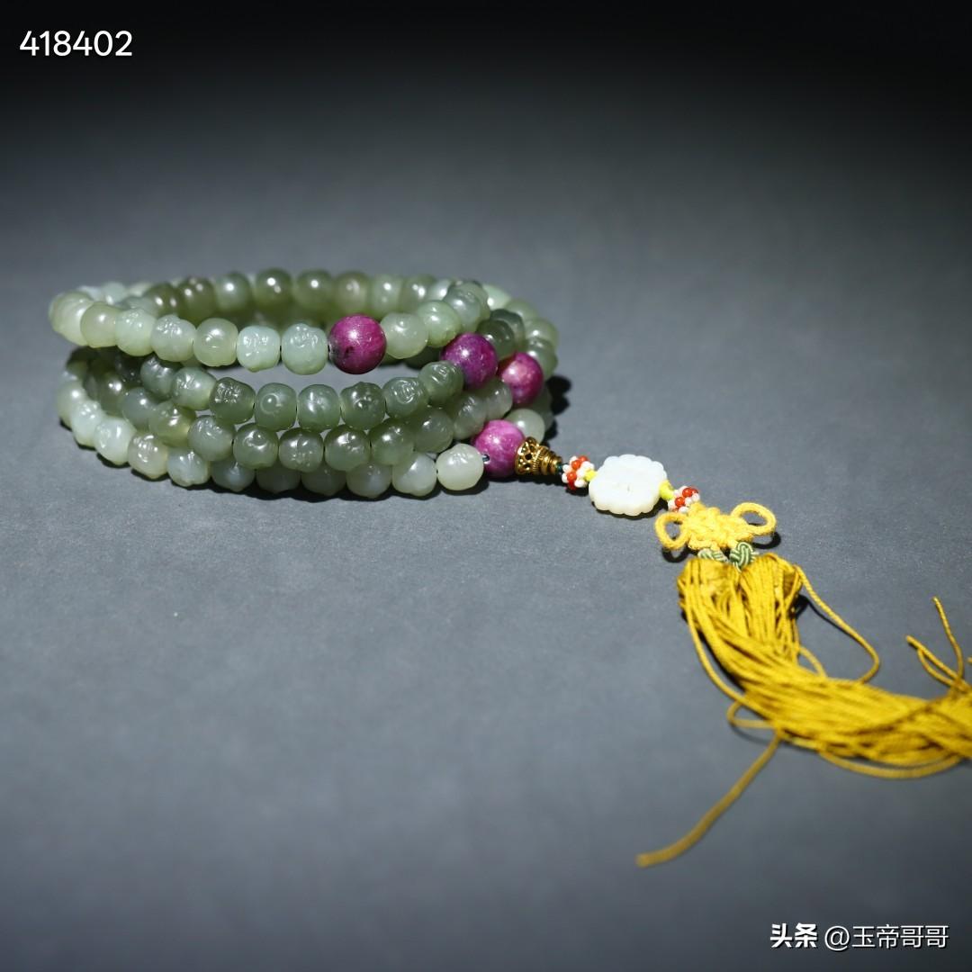 旧藏 和田玉雕弥勒配红宝石108念珠，搭配白玉福寿背云
规格：珠径0.9*1cm