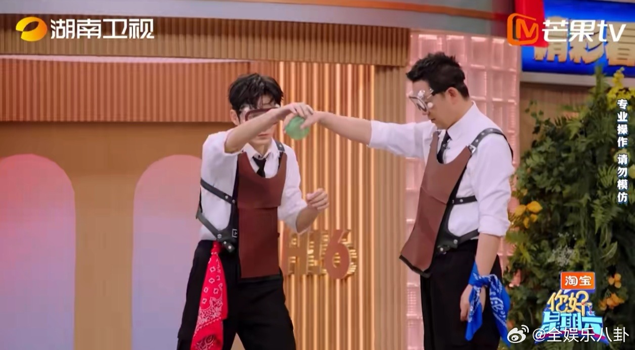 虽然被水球砸得很惨，但丁程鑫坐起来的那一刻莫名有种喜剧效果，这孩子的综艺感是与生