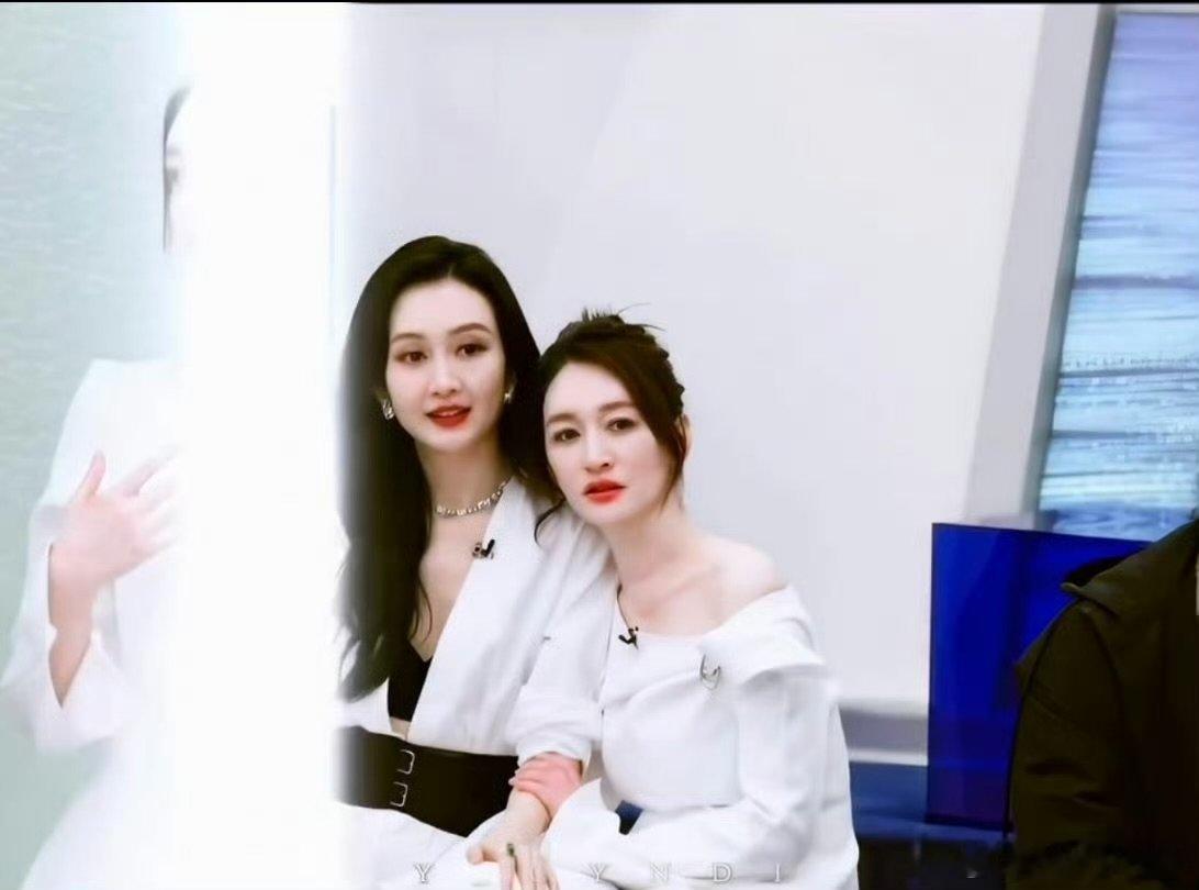 王鸥是李小冉浪姐送考人王鸥是李小冉的送考人 王鸥是李小冉浪姐送考人 王鸥回复李小