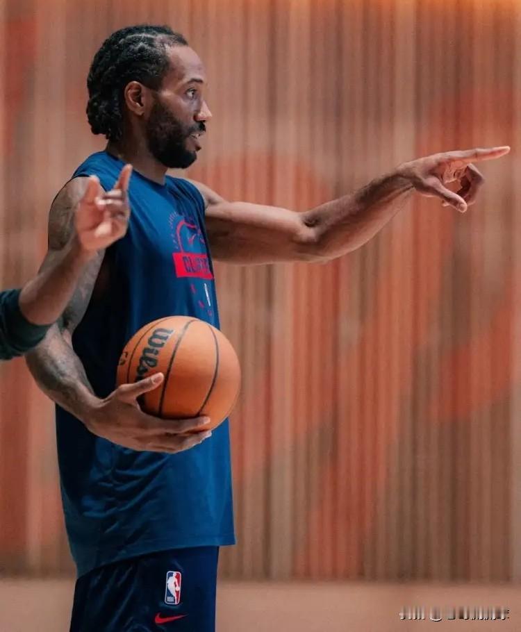 下面是一条关于快船巨星伦纳德的坏消息！明天快船将会坐镇主场迎战实力不俗的魔术，然