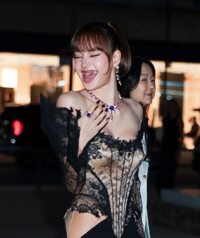 最近宝格丽晚宴，Lisa穿黑色蕾丝高开叉束腰裙，手上颈间是彩色宝石。很多人只看见