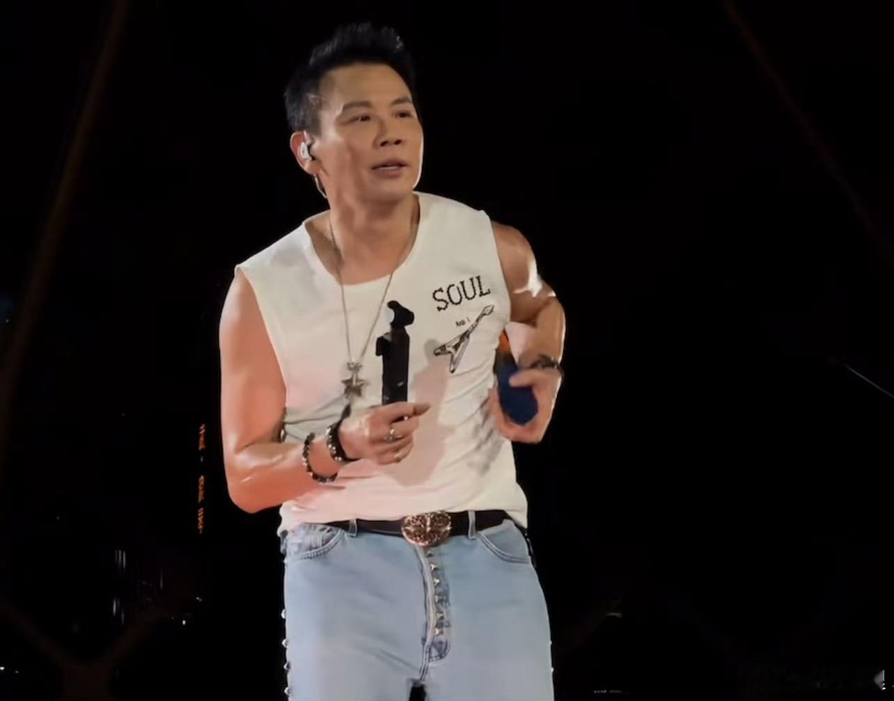 陶喆拿麦克风要100个步骤家人们谁懂啊！看陶喆演唱会，一手相机一手麦，结果话筒被