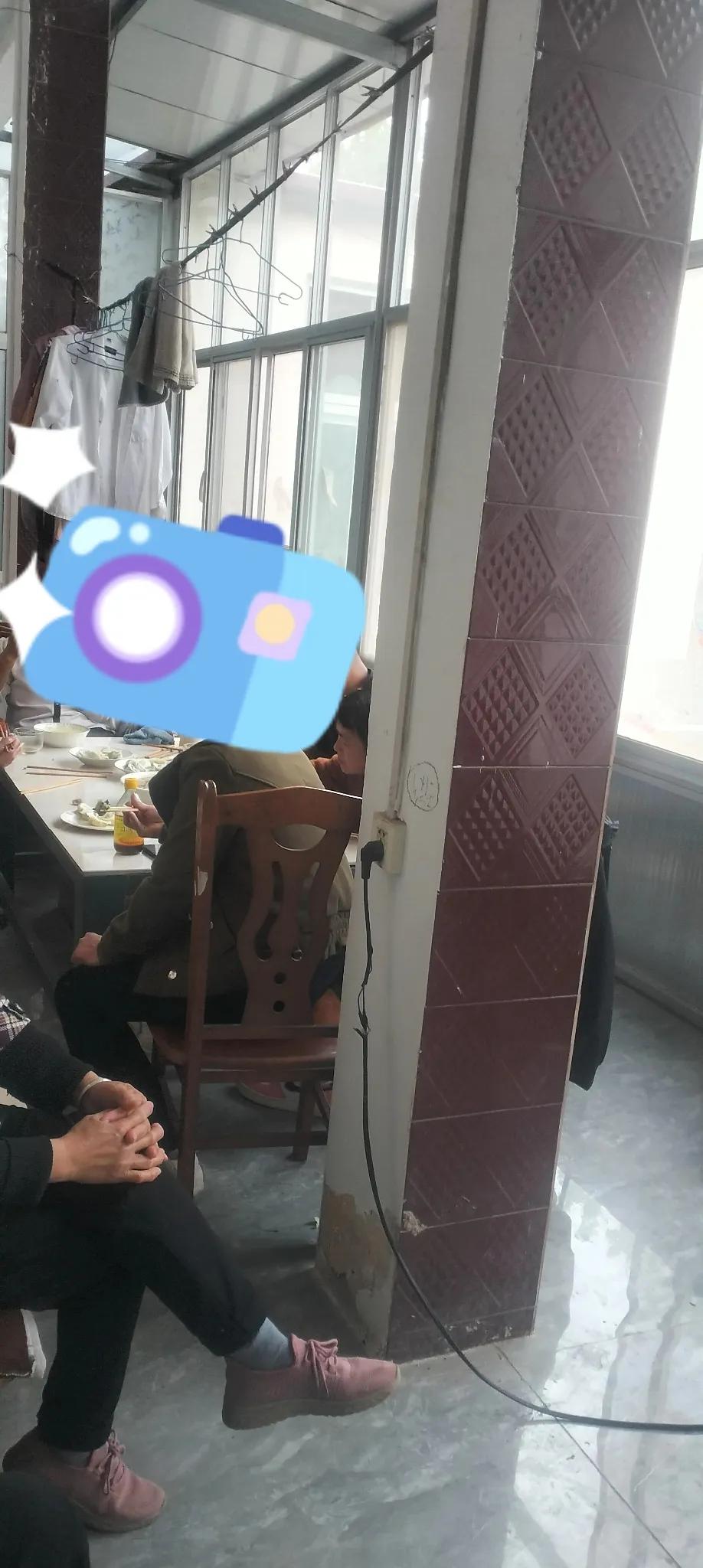 人去世，他的亲朋好友吃一顿饭