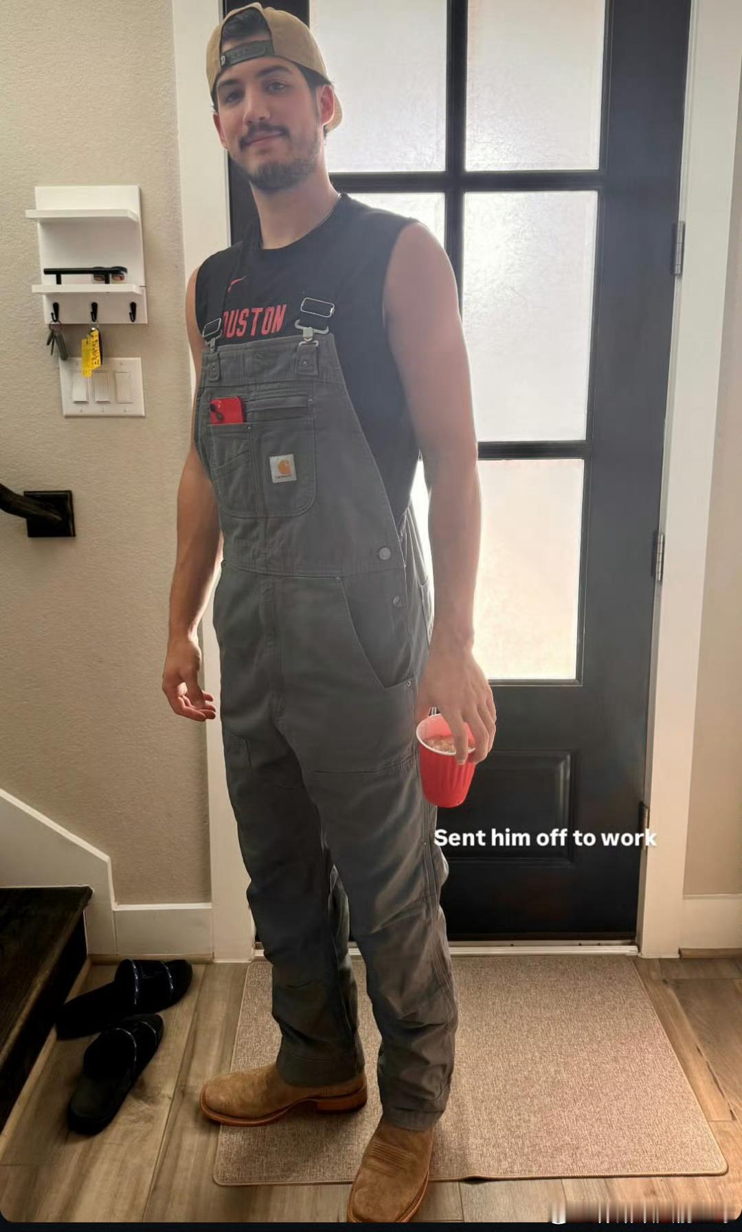 早安，火箭球迷们，愿新的一天像一记空心三分球般精准明亮！🚀✨