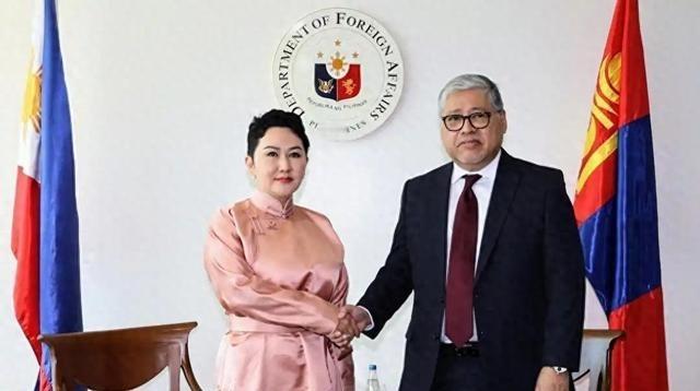 *蒙古又开始不坐不住了。这几天蒙古国外长巴特策策格，公开表示支持菲律宾的南海权益