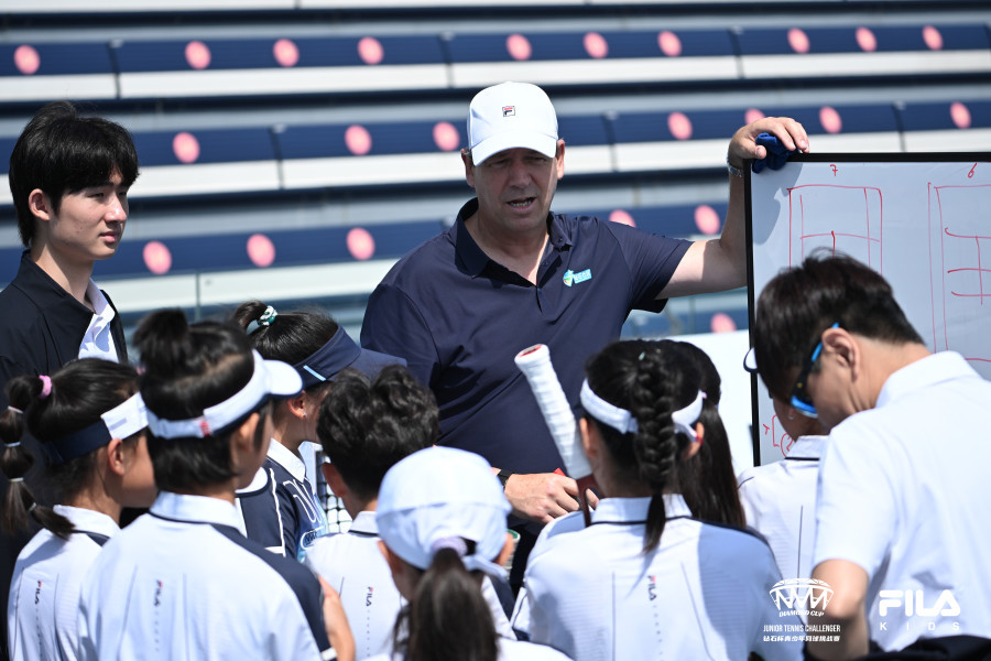 这两天无论是在苏州半岛网球俱乐部现场观赛，还是刚刚翻阅FILA KIDS钻石杯的