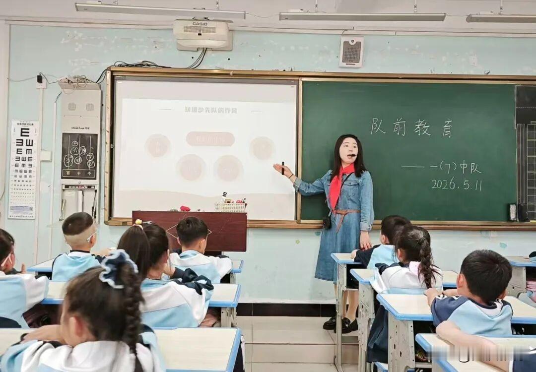 5月22日，汉台区西关小学隆重举行少先队新队员入队仪式，全校105名新队员光荣加