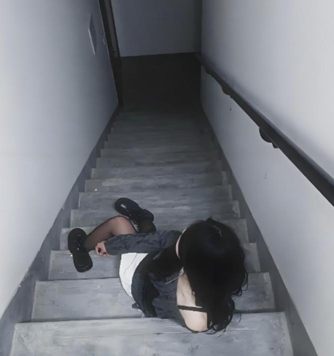 “白嫖上瘾了？”江苏昆山，一女子酒后为图省事，摸黑从消防通道下楼扔垃圾，结果一脚