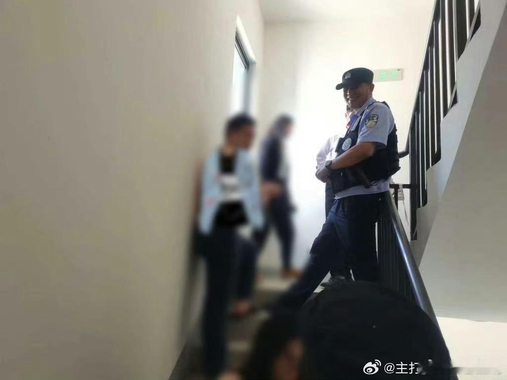 夫妻吃菌产生幻觉从15楼打到27楼原来菌子吃多了这个梗不只是发生在电视剧