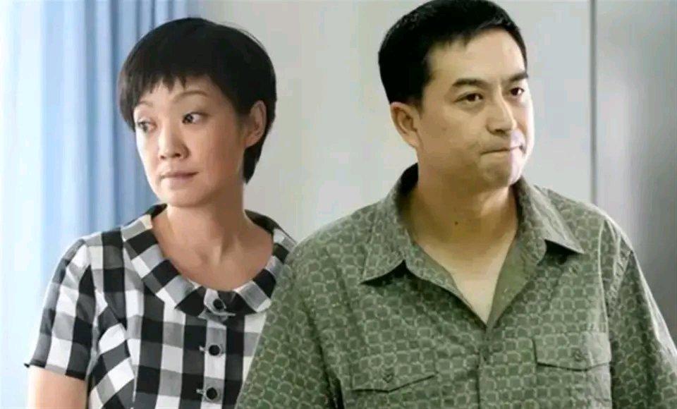 张嘉益真是演艺圈的传奇。25岁确诊强直性脊柱炎，也就是“不死癌症”，这病一缠就是