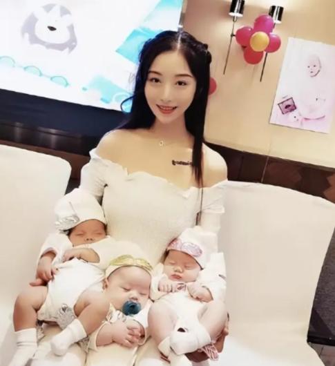 她终身不婚，自费50万远赴泰国，选用英国名校男性精子生下三胞胎混血宝宝。当年这件