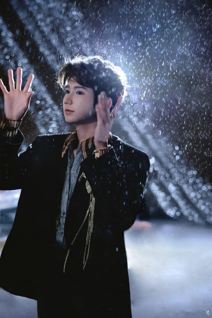 王源的初雪大片与花絮照相继曝光，大片呈现冬日限定图景，花絮照流露拍摄中的随性状态