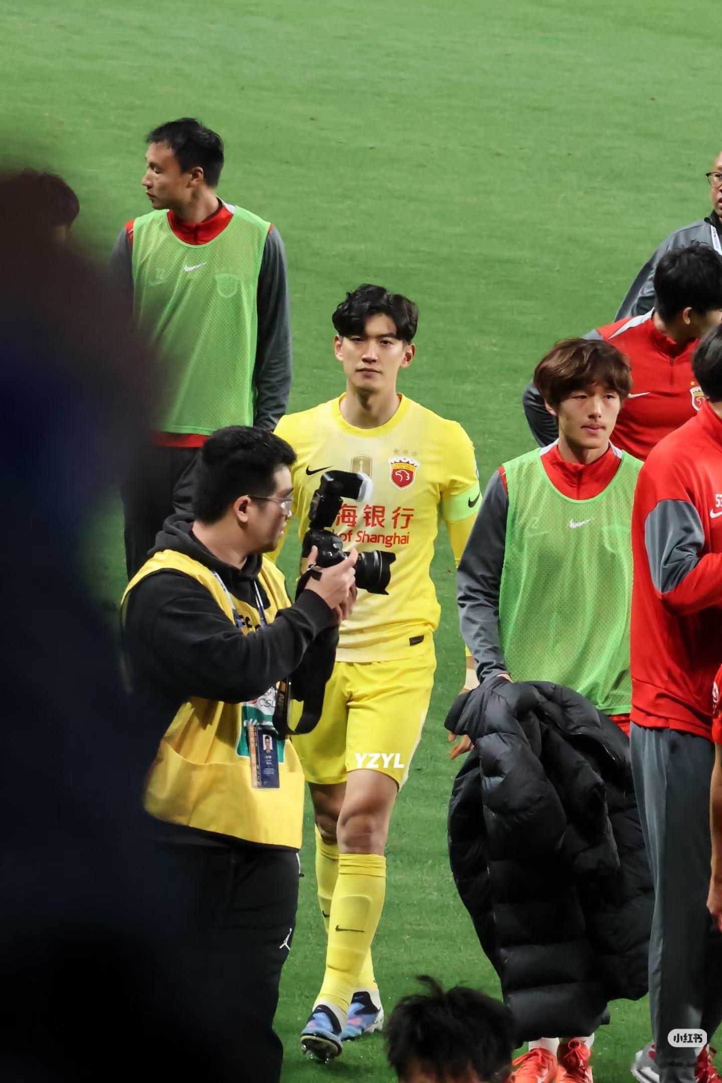 菜苗你就发这个破碎感小颜然后什么都不说😭图源水印 