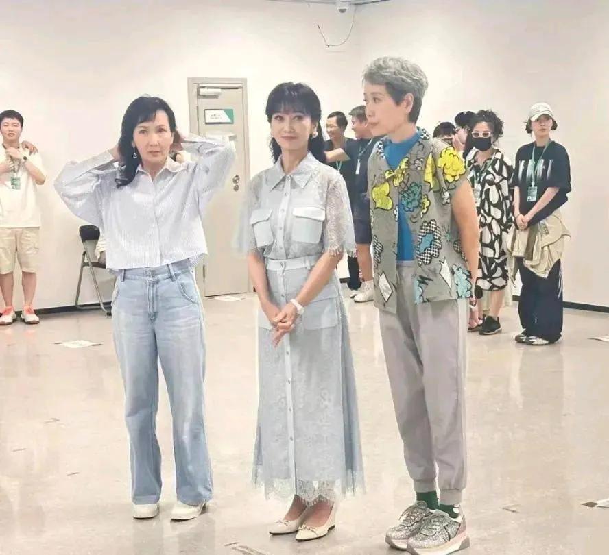 时光荏苒，经典再现，《新白娘子传奇》主角们的重聚。赵雅芝，岁月似乎对她格外温柔，