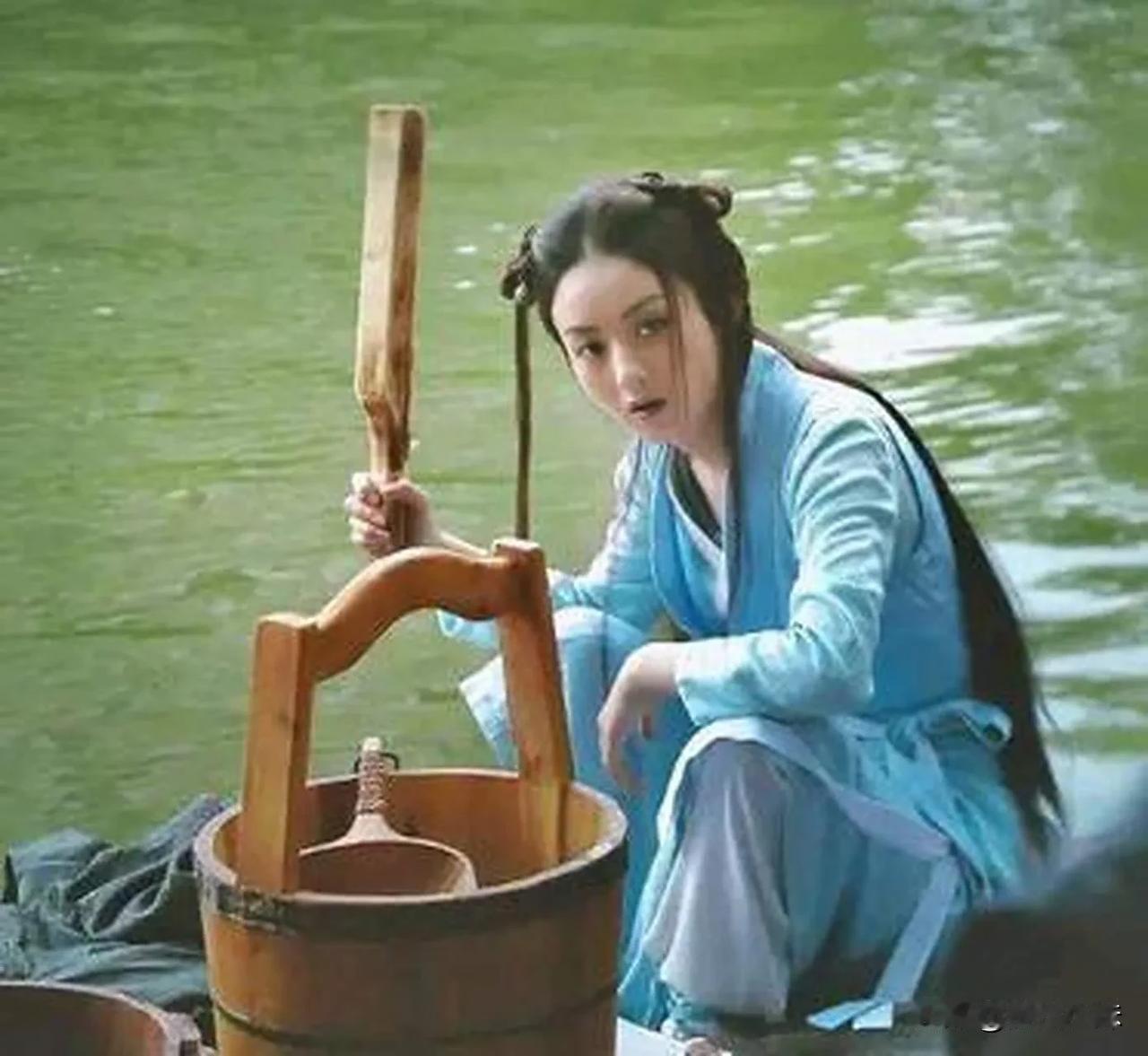 1226年，为宋理宗选妃的官员杨俊来到一条河边，忽然听得上流水响，顺着水声方向看