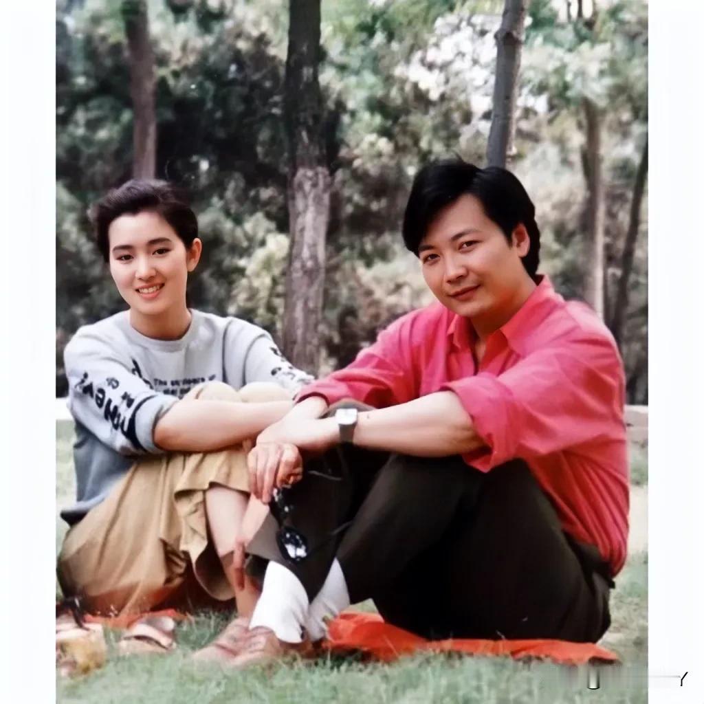 这张照片展现出了巩俐与初恋男友尹大为1982年在外游玩时的情景，那时候巩俐17岁