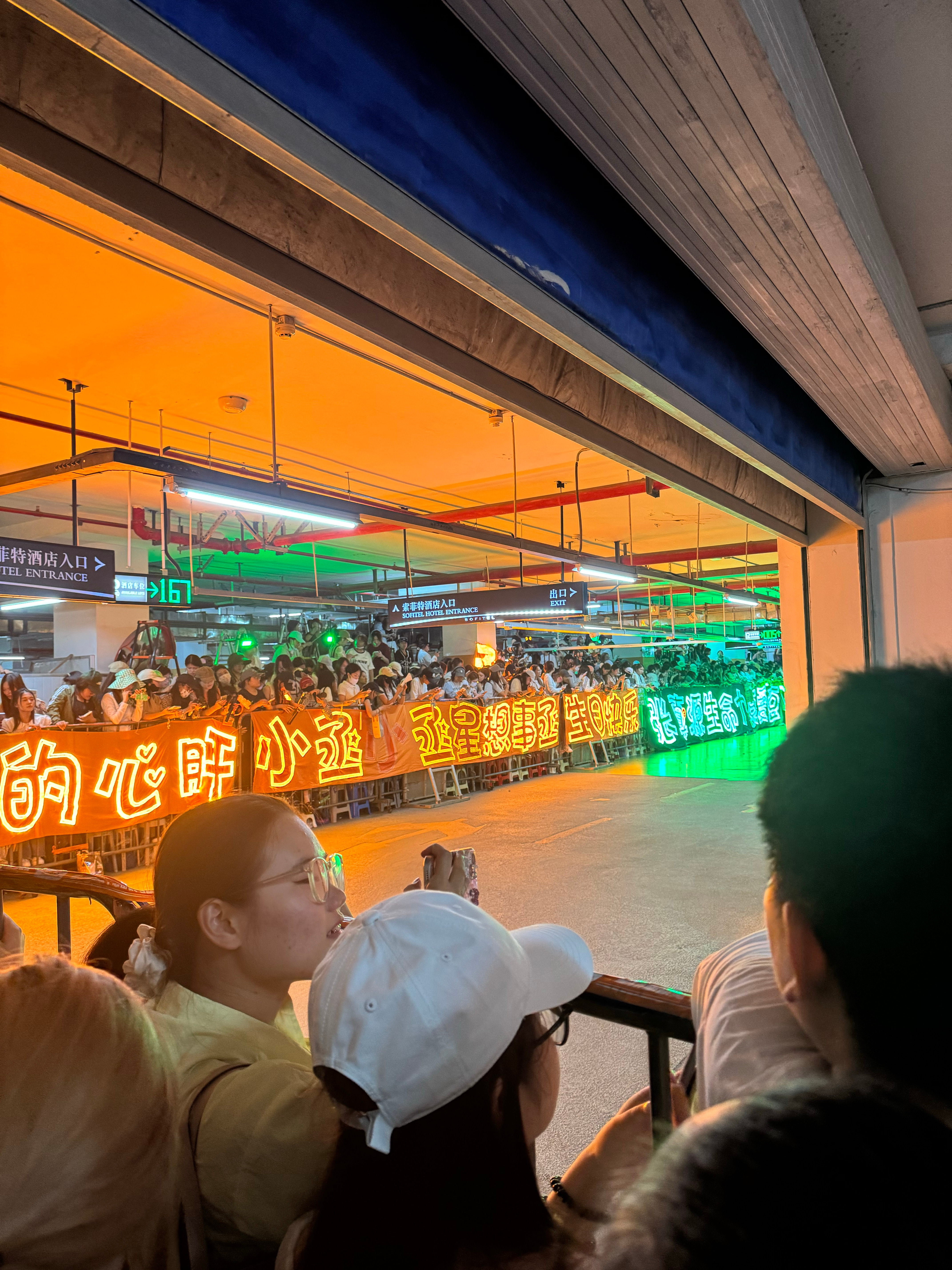 家楼下的地下车库，从来没这么热闹过凑热闹都怕被挤扁 