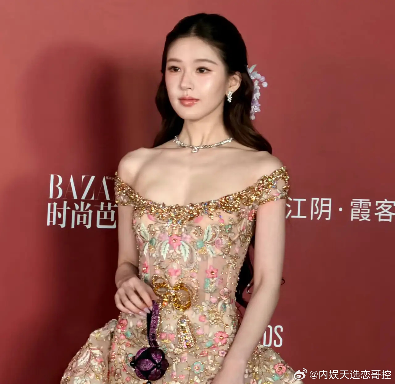 被骂“整容脸”的赵露思，红毯上杀回来了！赵露思这几年没少被外貌争议缠身，生图被说