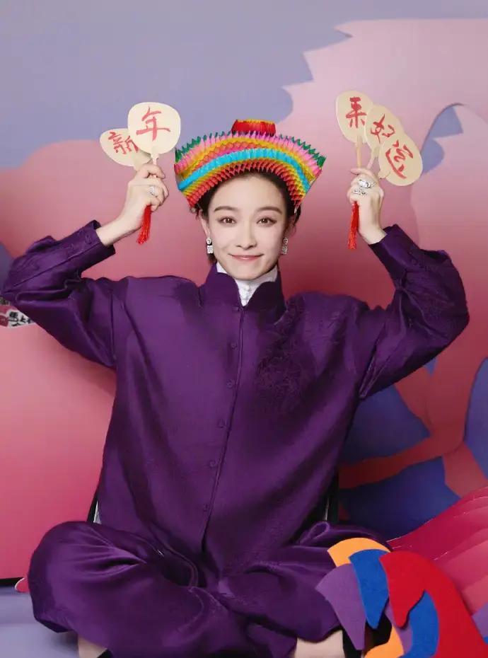 倪妮新杂志封面刚出，照片里她穿一身墨绿旗袍，头发全往后梳，露出整张脸。

评论区