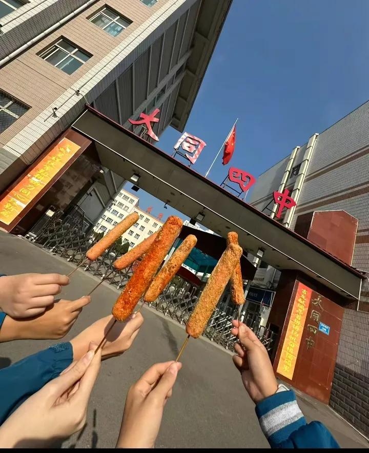 我没钥匙，能吃烤肠吗？

大同四中女学生因买淀粉肠，被学校工作人员抢走电动车和家